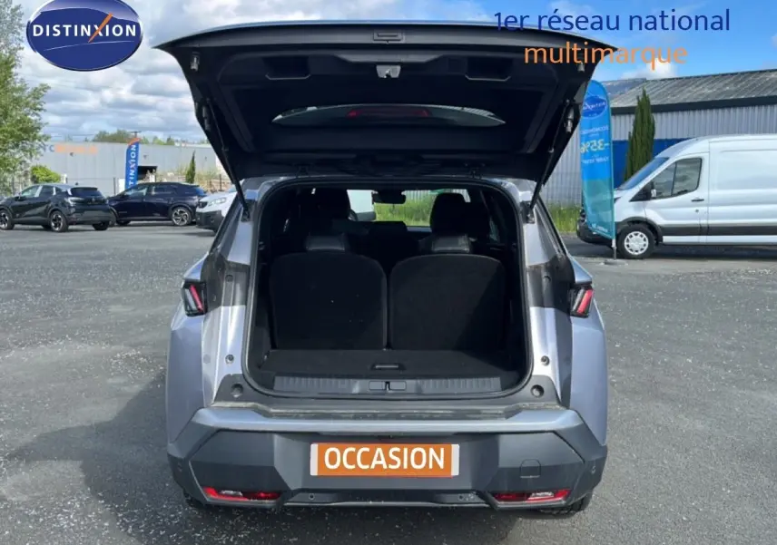Vue arrière d’un Peugeot 5008 gris Artense métal 2025 avec coffre ouvert montrant l’espace de chargement.