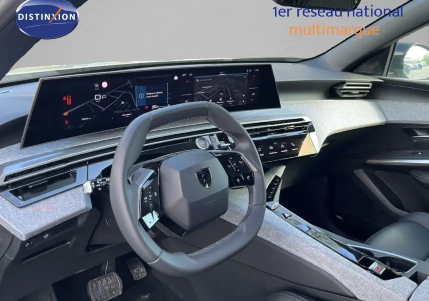 Vue intérieure du poste de conduite du Peugeot 5008 gris Artense, mettant en valeur le tableau de bord numérique et le volant compact.