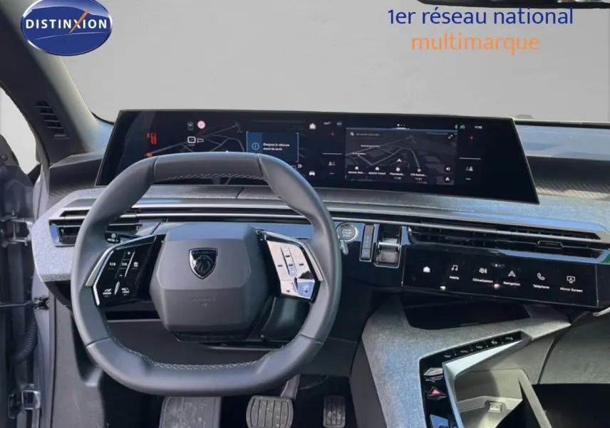 Vue intérieure du poste de conduite du Peugeot 5008 Hybrid 145ch Allure 2025, avec tableau de bord numérique et volant cuir gris anthracite.
