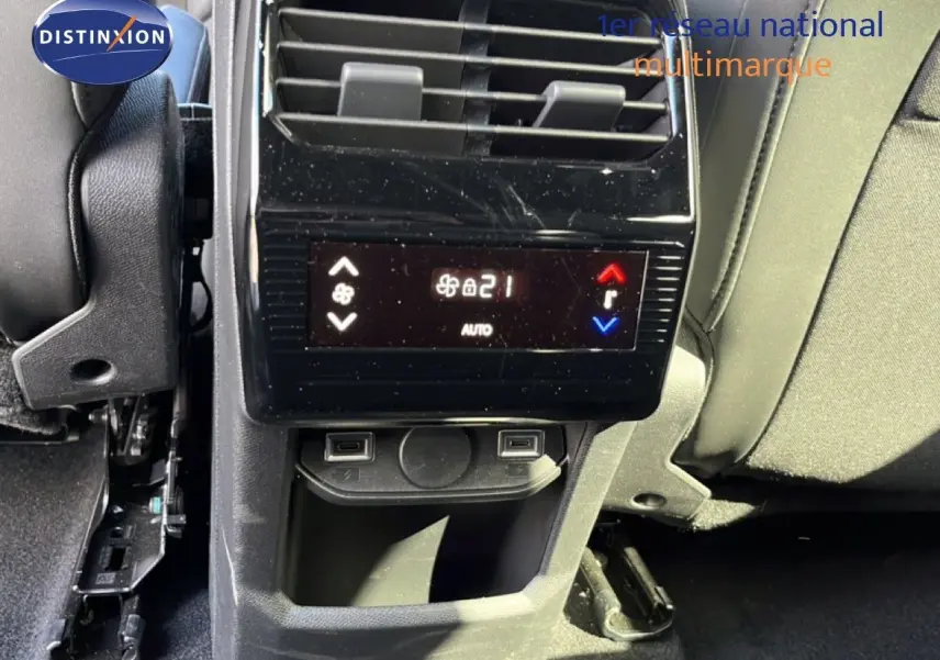 Vue rapprochée de la console arrière du Peugeot 5008 gris Artense, avec commandes de climatisation et ports USB visibles.