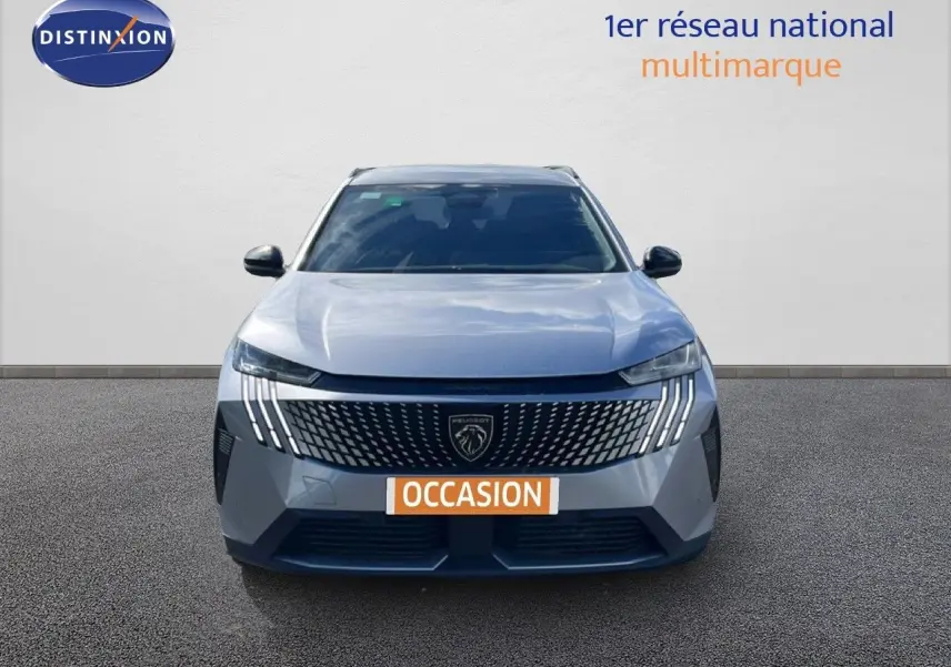 Vue avant du Peugeot 5008 Hybrid gris Artense métal avec calandre distinctive et feux LED en griffes.