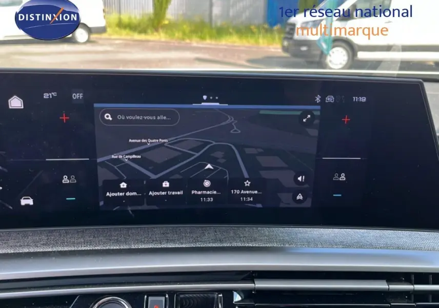 Vue rapprochée de l'écran tactile central du tableau de bord du Peugeot 5008 gris Artense, affichant la navigation GPS.
