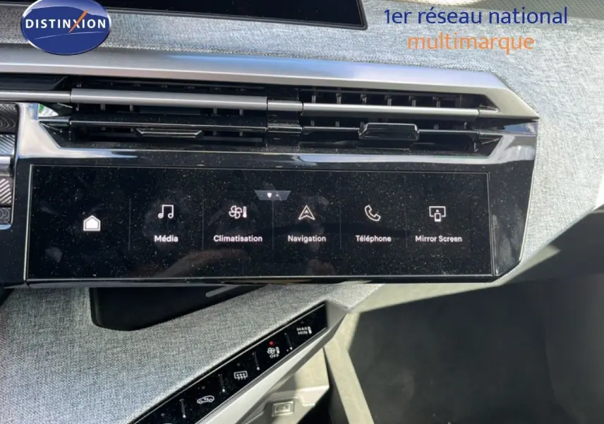 Vue rapprochée du tableau de bord du Peugeot 5008 Hybrid gris Artense, avec écran tactile multimédia et commandes climatisation.