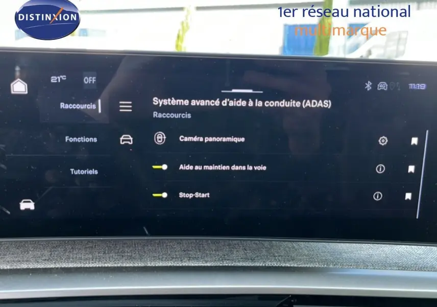 Écran tactile du système d’aide à la conduite dans l’habitacle du Peugeot 5008 gris Artense, vue frontale rapprochée.