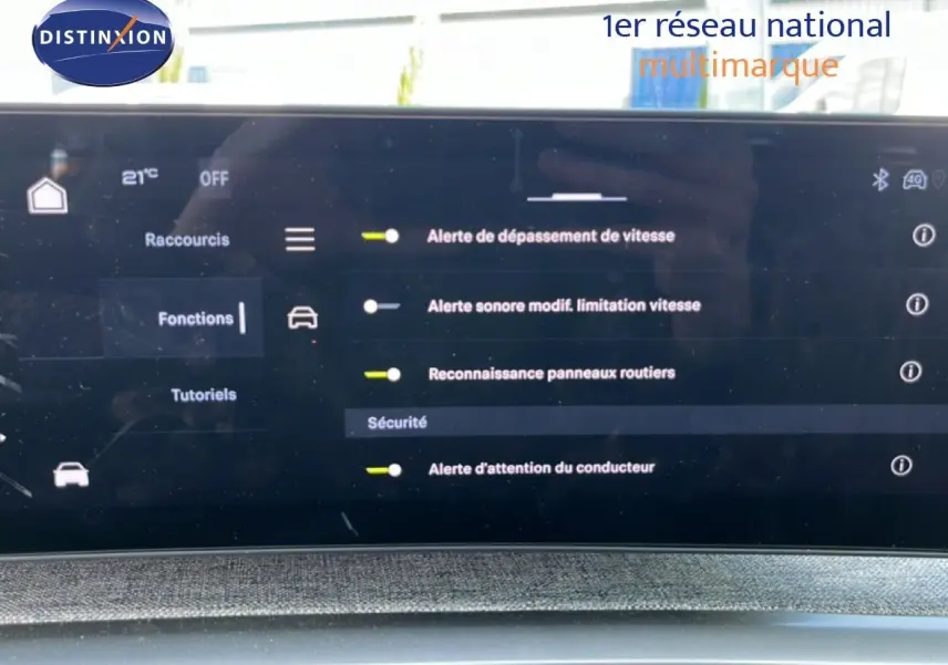 Écran tactile intérieur du Peugeot 5008 Hybrid 145ch Allure 2025 affichant les alertes de sécurité du véhicule.