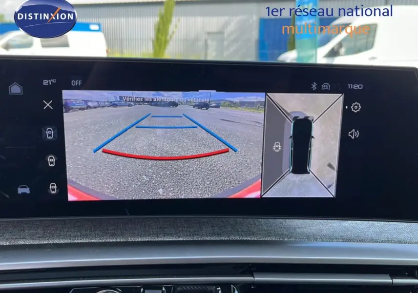 Écran multimédia du Peugeot 5008 gris Artense montrant la caméra de recul et la vue à 360° en intérieur.