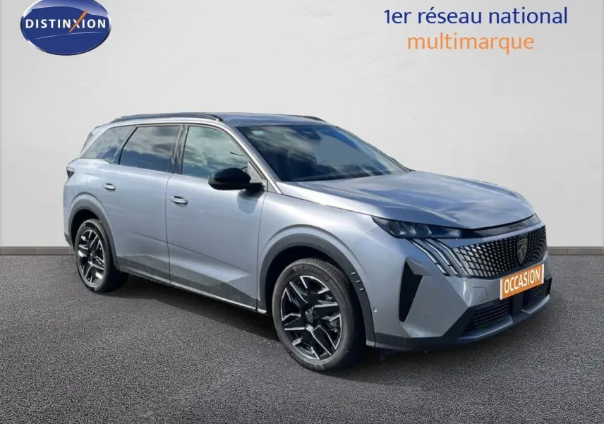 Peugeot 5008 Hybrid gris Artense métal en 3/4 avant droit, avec calandre distinctive et jantes noires.