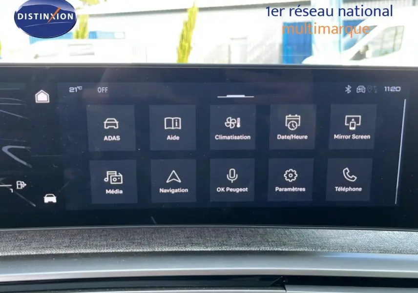 Écran tactile central du Peugeot 5008 gris Artense, affichant les options de navigation et climatisation.
