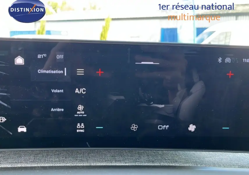 Écran tactile du tableau de bord du Peugeot 5008 gris Artense, affichant les réglages de climatisation intérieure.