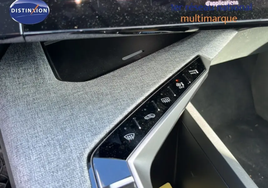 Détail de la console centrale grise tissu du Peugeot 5008 Hybrid 2025, avec commandes tactiles et finition moderne.