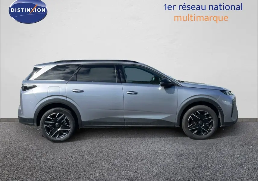 Peugeot 5008 Hybrid gris Artense métal en profil droit, soulignant ses jantes noires et lignes modernes.