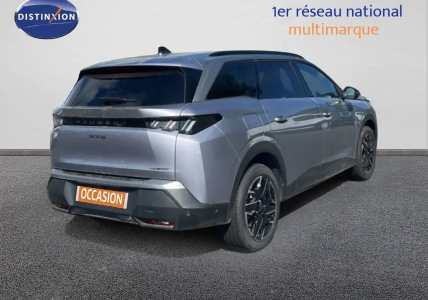 Vue 3/4 arrière droite du Peugeot 5008 Hybrid gris Artense métal avec jantes noires et vitres teintées.
