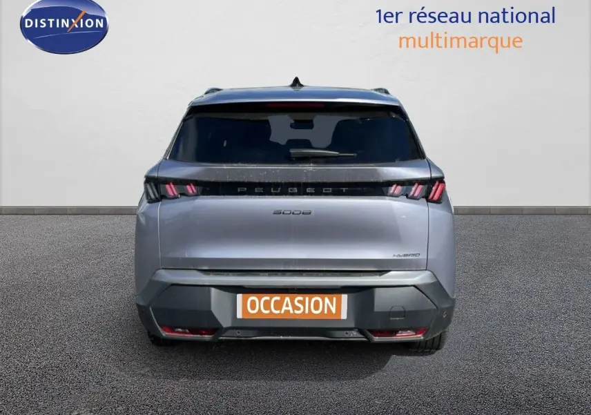 Vue arrière d'un Peugeot 5008 gris Artense métal hybride 2025 avec feux LED caractéristiques et plaque "OCCASION".