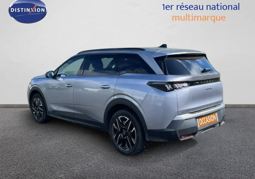 Peugeot 5008 Hybrid gris Artense métal en 3/4 arrière droit, avec jantes noires et toit panoramique.