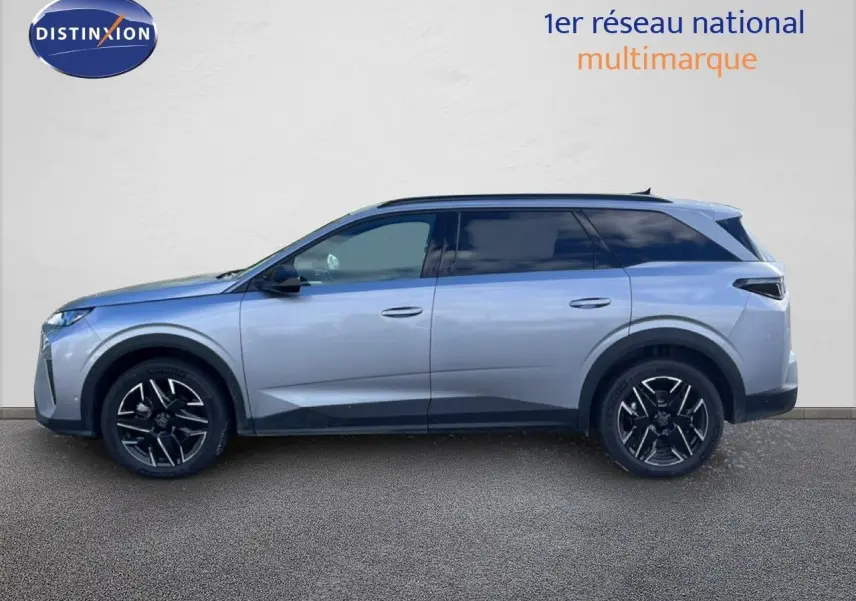 Profil droit du Peugeot 5008 Hybrid gris Artense métal 2025 avec jantes noires et toit panoramique.