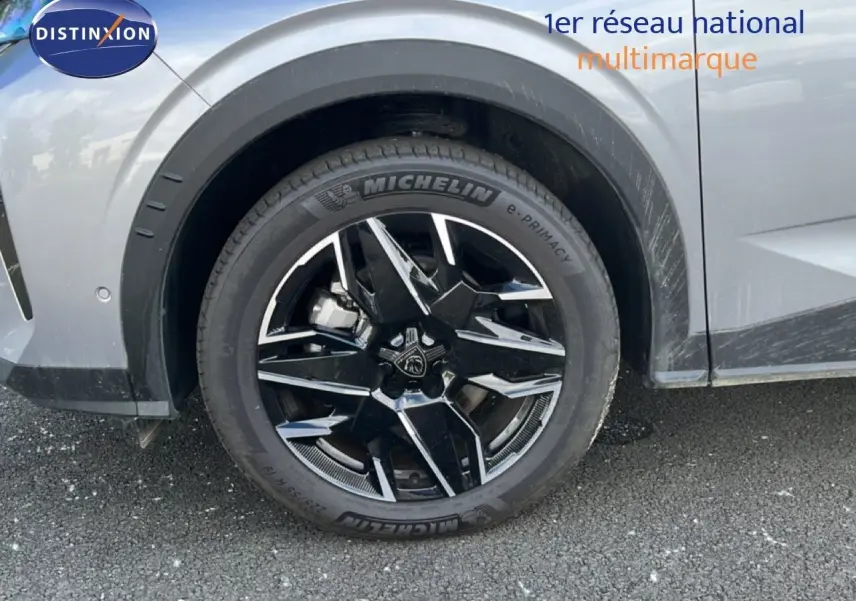 Gros plan sur la roue avant gauche du Peugeot 5008 gris Artense avec jante noire et détails chromés.