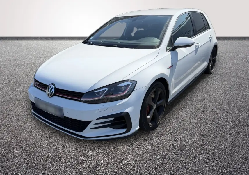 Volkswagen Golf GTI Performance blanche vue en 3/4 avant droit avec jantes noires et calandre rouge.