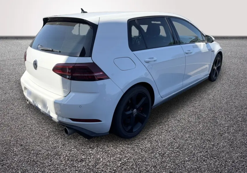 Volkswagen Golf GTI Performance blanche vue 3/4 arrière droit avec jantes noires et double sortie d’échappement.