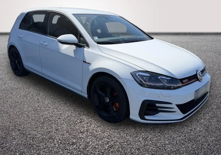 Volkswagen Golf GTI Performance blanche vue en 3/4 avant droit avec jantes noires et détails rouges.