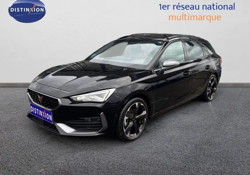 Vue 3/4 avant droite d'une CUPRA LEON ST 2024 noir Midnight Metal avec jantes bi-ton et calandre marquée.