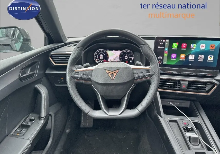 Vue intérieure centrée sur le volant et tableau de bord numérique du CUPRA LEON ST 2024 en noir Midnight Metal.