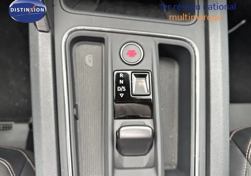 Gros plan sur la console centrale de la CUPRA LEON ST 2024 noire, mettant en valeur la commande de boîte automatique et le bouton start-stop.