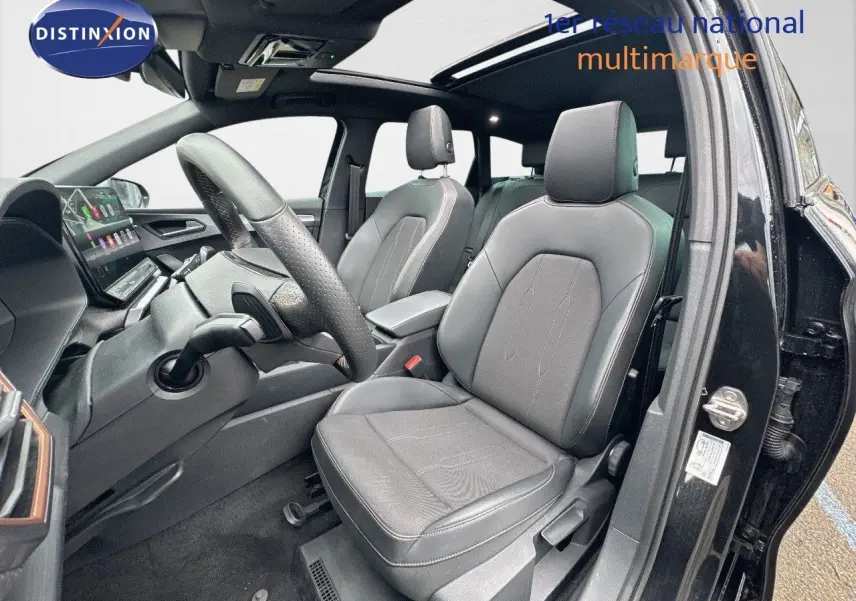 Intérieur avant droit d'une CUPRA LEON ST 2024 noir Midnight Metal avec sièges en cuir noir et toit ouvrant panoramique.