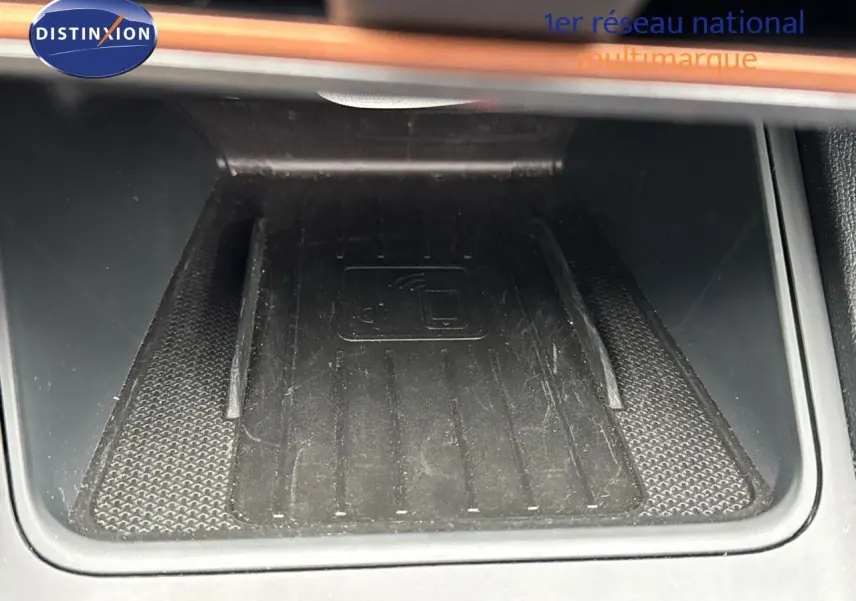 Plateau de recharge sans fil dans l'habitacle noir cuir de la CUPRA LEON ST 2024, vue rapprochée centrale.