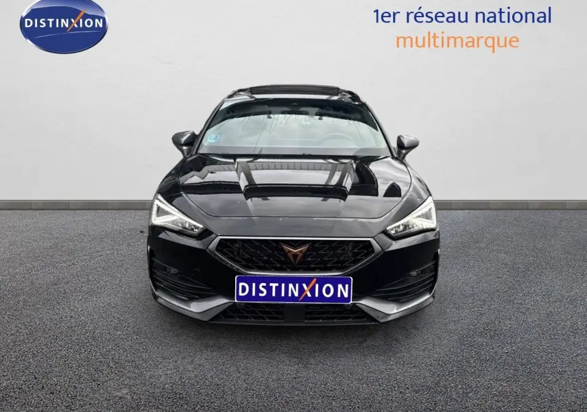 Vue frontale d'une CUPRA LEON ST 2024 noire Midnight Metal avec calandre distinctive et phares LED anguleux.
