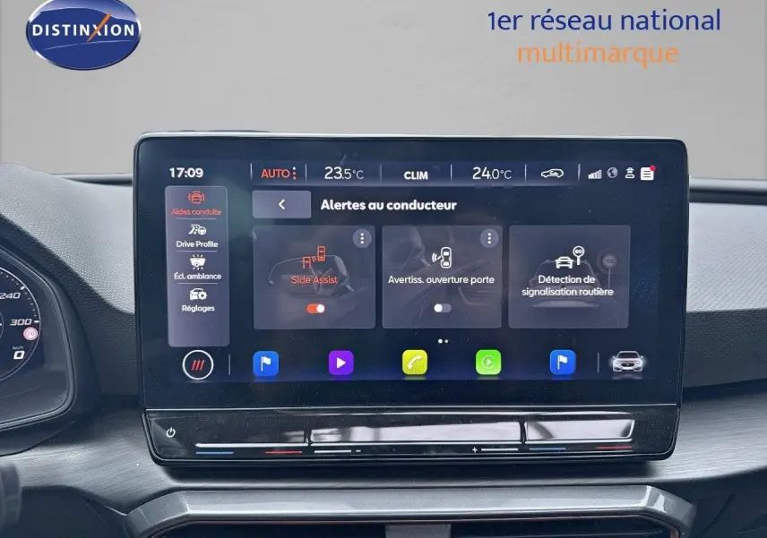 Écran tactile central affichant les alertes au conducteur dans le tableau de bord d'une CUPRA LEON ST noire.