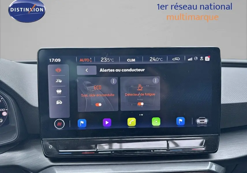 Écran tactile central de la CUPRA LEON ST 2024 affichant les alertes au conducteur et la climatisation.