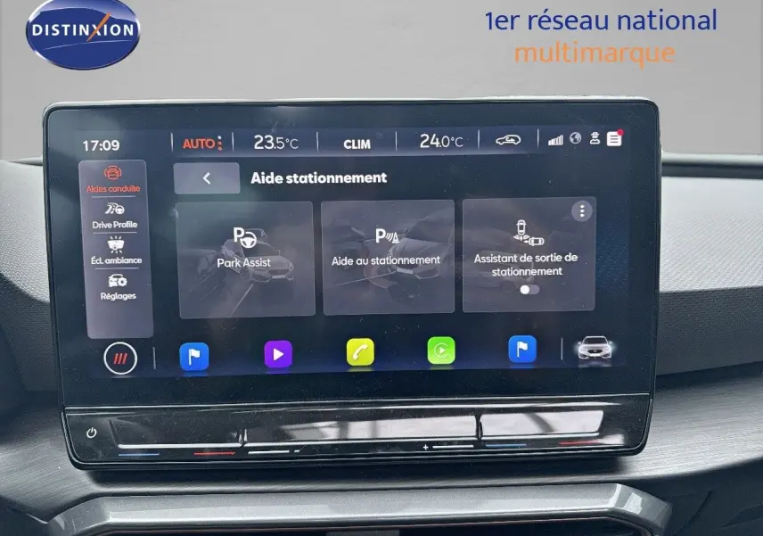 Écran tactile central affichant les aides au stationnement dans une CUPRA LEON ST 2024, intérieur moderne noir.