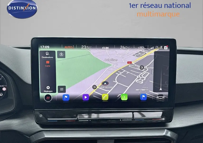 Écran tactile central affichant la navigation GPS dans l'habitacle d'une CUPRA LEON ST noire 2024.