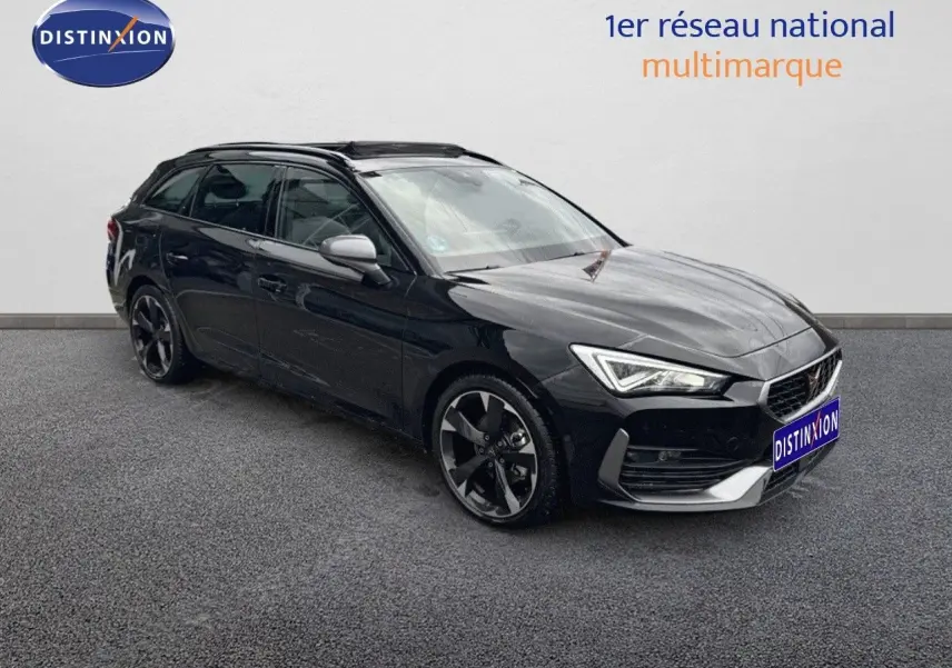 Vue 3/4 avant droite d'une CUPRA LEON ST noire Midnight Metal avec jantes bi-ton et calandre distinctive.