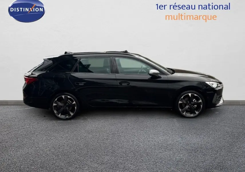 Profil côté gauche d'une CUPRA LEON ST 2024 noir Midnight Metal, break élégant avec jantes bi-ton et toit ouvrant.