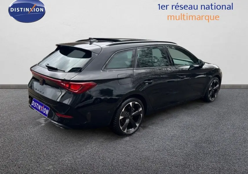 Vue 3/4 arrière droite d'une CUPRA LEON ST noire Midnight Metal avec jantes bi-ton et toit ouvrant.