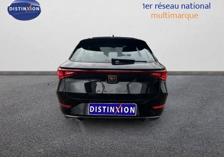 Vue arrière d'une CUPRA LEON ST 2024 noire Midnight Metal avec feux LED et logo distinctif au centre du hayon.