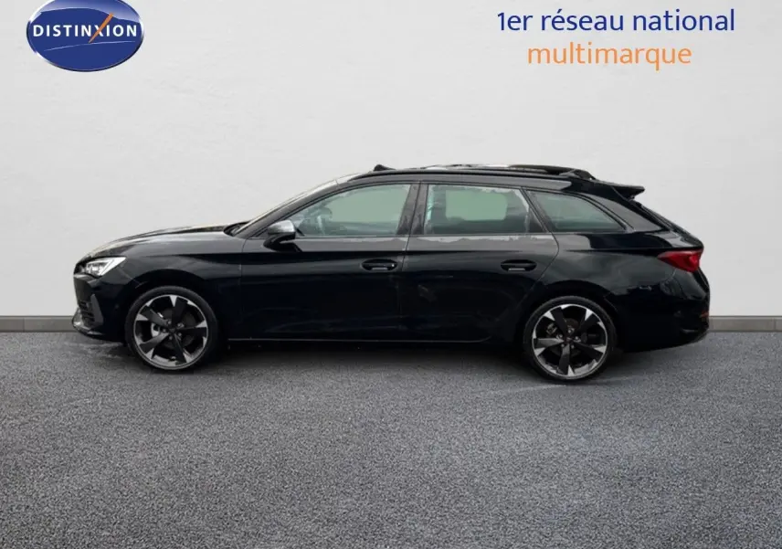 Profil côté gauche de la CUPRA LEON ST 2024 en noir Midnight Metal avec jantes bi-ton et lignes élégantes.