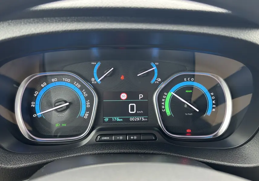 Tableau de bord numérique du FIAT Scudo Combi électrique 2022, affichant vitesse, charge batterie et autonomie.