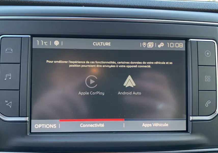 Écran tactile central du tableau de bord du Fiat Scudo Combi blanc, affichant les options Apple CarPlay et Android Auto.