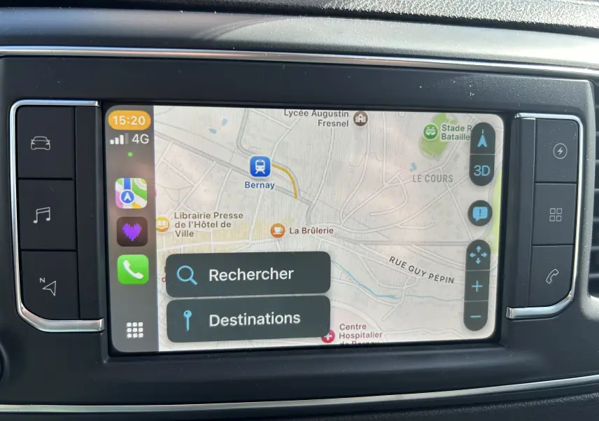 Écran tactile central du Fiat Scudo Combi blanc 2022 montrant le GPS avec options de recherche et destinations.