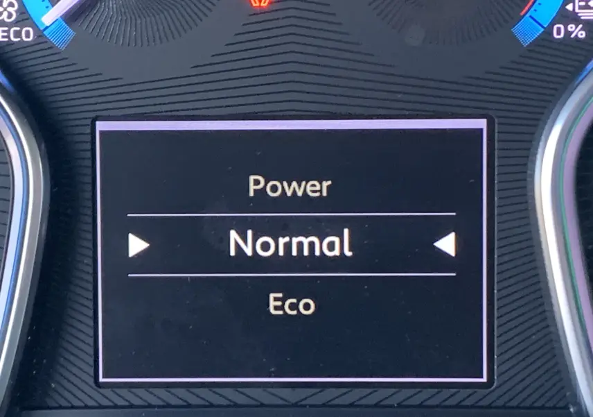 Affichage du mode de conduite "Normal" sur le tableau de bord numérique du FIAT Scudo Combi électrique blanc, 2022.