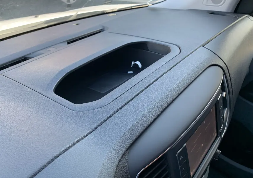 Tableau de bord noir vu de près côté passager du Fiat Scudo Combi électrique 2022 avec écran tactile intégré.