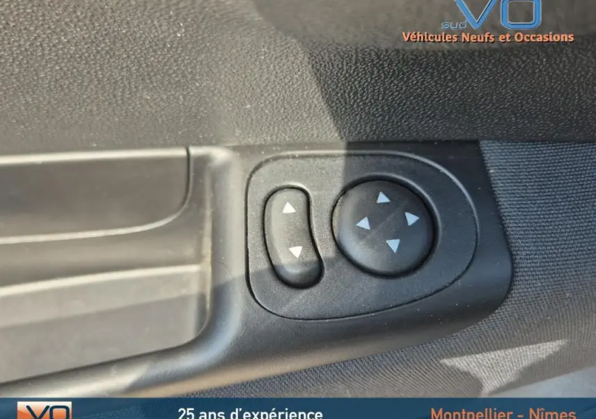 Commande de réglage des rétroviseurs sur la porte côté gauche d'une Fiat 500C noire 2024 avec roue de secours