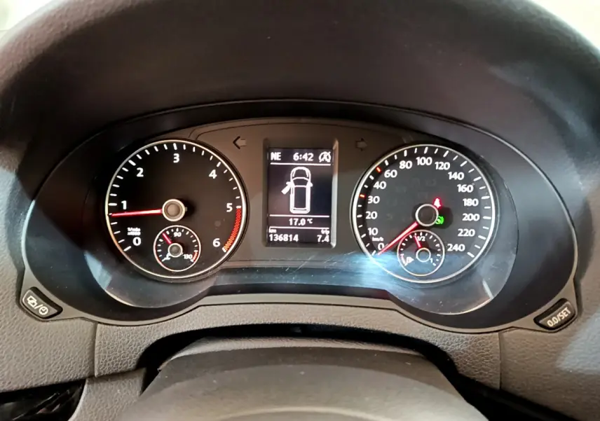 Vue rapprochée du tableau de bord du Volkswagen Sharan marron, affichant compte-tours, vitesse et écran central numérique.