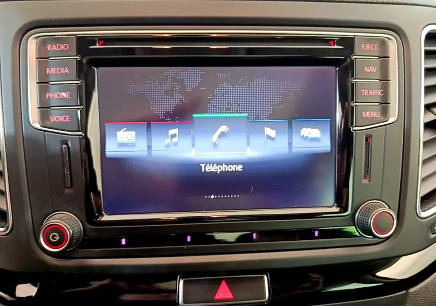 Écran tactile central affichant le menu téléphone dans l'habitacle noir du Volkswagen Sharan marron de 2017