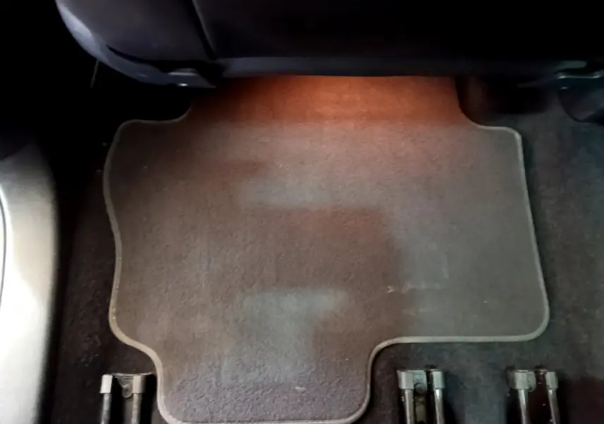 Tapis de sol marron foncé sous le siège avant dans l'habitacle du Volkswagen Sharan 2017.