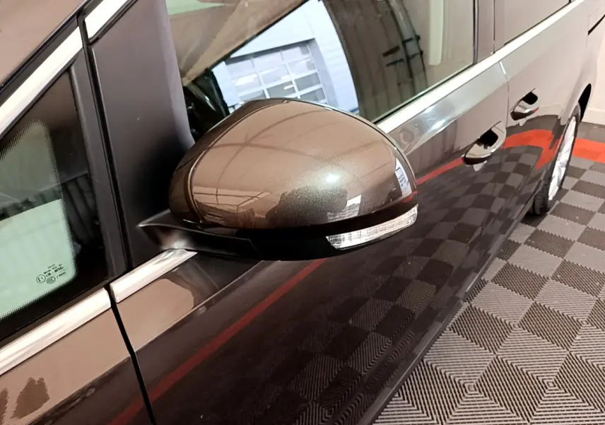 Rétroviseur droit marron métallisé avec clignotant intégré sur Volkswagen Sharan 2017, vue rapprochée côté conducteur.