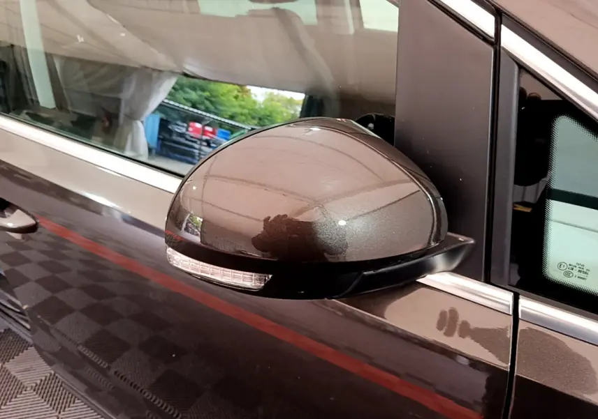 Rétroviseur droit marron métallisé du Volkswagen Sharan 2017 avec clignotant intégré, vue rapprochée côté conducteur.