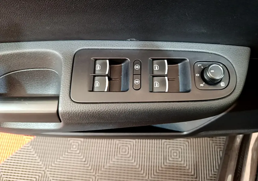 Commande des vitres et réglage des rétroviseurs côté conducteur d'un Volkswagen Sharan marron 2017.